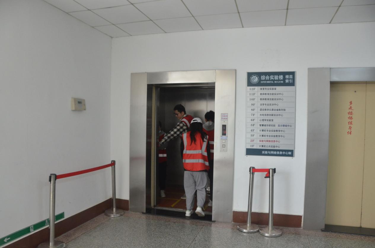 学校开展电梯应急救援演练活动